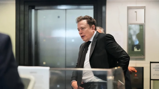 Beim KI-Training gibt es die Methode, ein Modell als Lehrer einzusetzen, das neue Software wie einen Schüler anlernt. Elon Musk musste unter Eid sagen, ob er so KI des Rivalen OpenAI benutzte. (Archivbild)