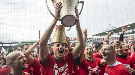 Die Thuner feiern in der Stockhorn Arena ihren "unglaublichen" Meistertitel