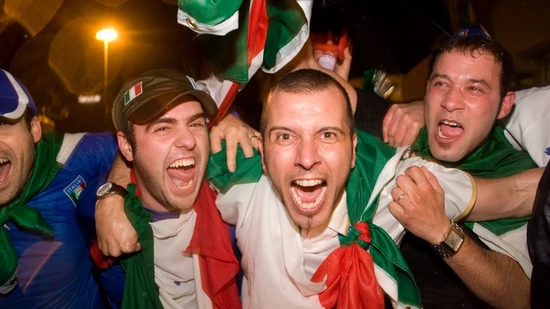 Er muss Stimmung machen, das ist das A und O für einen guten EM-Song.