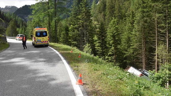 Der verletzte Mann wurde von einem Ambulanzteam aus Thusis medizinisch versorgt.