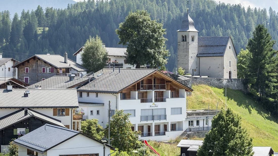 Im August gehts weiter: Das Hotel-Restaurant «Mira-Tödi» (Bildmitte) in Feldis harrt der Wiedereröffnung.