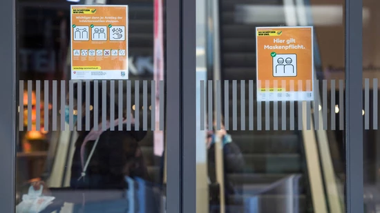 Infektionen stoppen: Maskenpflicht und andere Massnahmen sollen neue Infektionswellen verhindern.