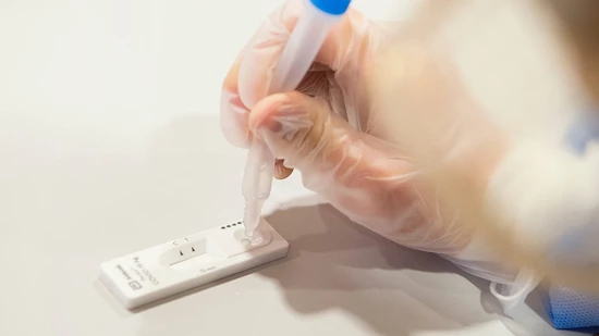 Das Testen für die Glarner Bevölkerung so einfach wie möglich machen – das ist das Ziel des mobilen Testfahrzeugs.