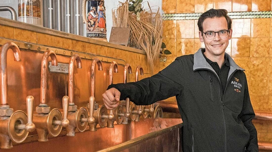 Angespannt: Ändert sich die Situation nicht wieder, muss auch Mathias Oeschger von der Brauerei Adler die Bierpreise anpassen.