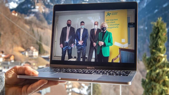 Im Einsatz für ein belebtes Berggebiet: Nico Tschanz, Daniel Vincenz, Kurt Zgraggen und Eva Jaisli stellen sich den Teilnehmerinnen und Teilnehmern der Online-Medienkonferenz vor. 
