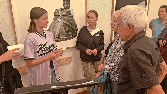 Viel gelernt: Leticia Monteiro Costa (links) und Laura Büsser erzählen von ihrer Arbeit vor dem Porträt der Menschenrechtsaktivistin Juliana Dogbadzi aus Ghana.