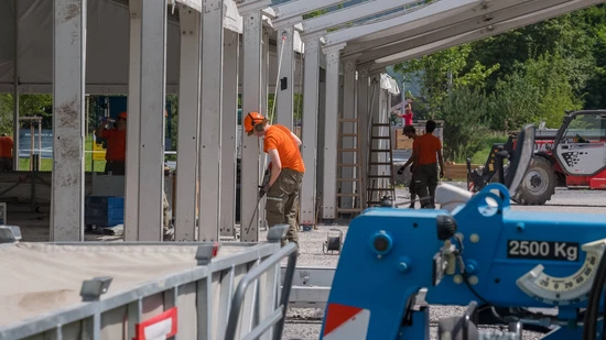 Tatkräftige Unterstützung: Beim Aufbau der grossen Zelte hilft der Zivilschutz mit.