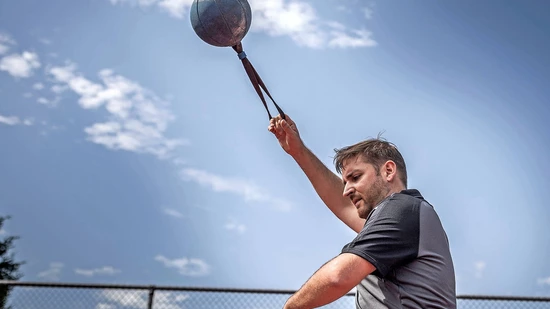 Der sportliche Politiker: Um dem Arbeits- und dem Politalltag zu entfliehen, turnt Luca Rimini im TV Oberurnen und macht zum Beispiel Schleuderball.