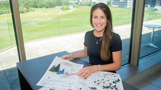 Versteckte Schatztruhen: Franziska Reisser, Co-Projektleiterin der Südostschweiz Schatzsuche, im Medienhaus in Chur, zeigt die Schatzkarten für die sommerliche Schatzsuche.

