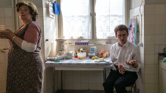 In «Wolkenbruchs wunderliche Reise in die Arme einer Schickse» verliebt sich der orthodoxe Jude Mordechai Wolkenbruch (Joel Basman) in eine Nichtjüdin. 