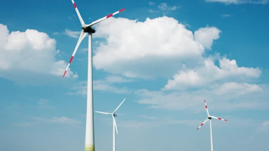 Bald Realität? Geht es nach der Schwyzer Regierung, könnten dereinst Windräder in der Linthebene, unweit der Glarner Kantonsgrenze, und im Gebiet Hochstuckli Windenergie ernten.