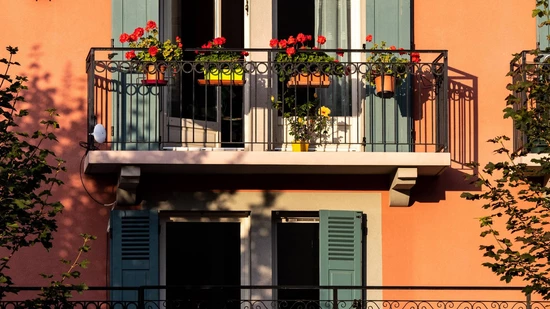 Sommerliche Stimmung: Ein Balkon kann im Sommer schnell einmal zu einem zweiten Wohnzimmer umgenutzt werden.
