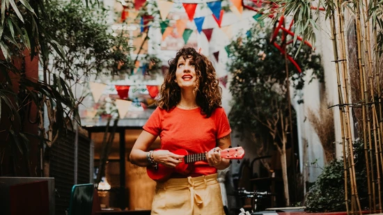 «Ich sag Hi und ihr sagt Hey»: Die Musicalsängerin und Kinderlieder-Komponistin Nelly aus Zürich bezieht die Kinder vom ersten Ton an in ihre Lieder mit ein.