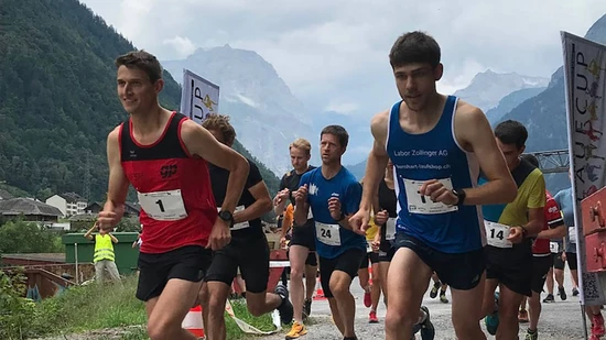 Los gehts: Die Männer beim Start zur dritten Berggeiss, mit der Nummer 1 der spätere Sieger Janis Gächter. 