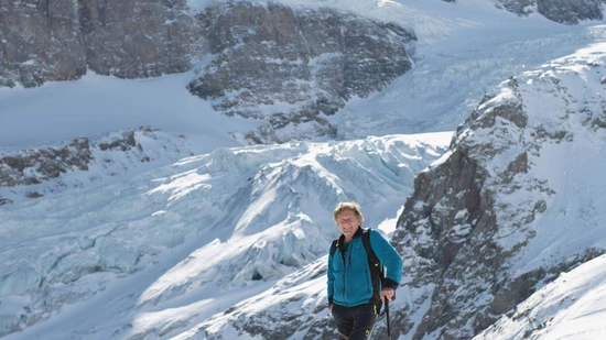 Mann der Berge: Der Glarner Bergführer Hans Rauner über die Gefahren, welche die Gletscherschmelze, im Hintergrund der Bifertenfirn, 
mit sich bringt.