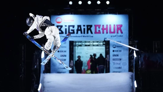 Dem Zielraum am Big Air entgegen: Andri Ragettli springt in den Churer Nachthimmel. 