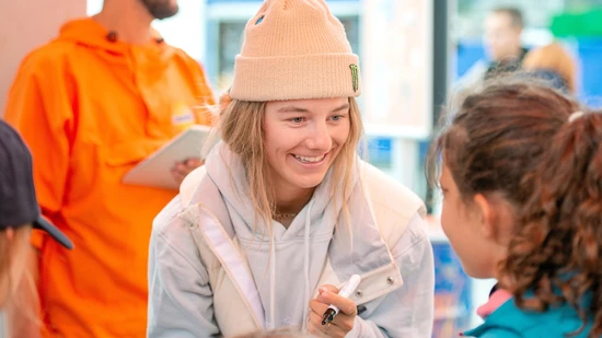 Gefragter Gast am Big Air Chur: Auch wenn Freeskierin Giulia Tanno nicht als Athletin am Start steht, erfüllt sie gerne Autogrammwünsche.