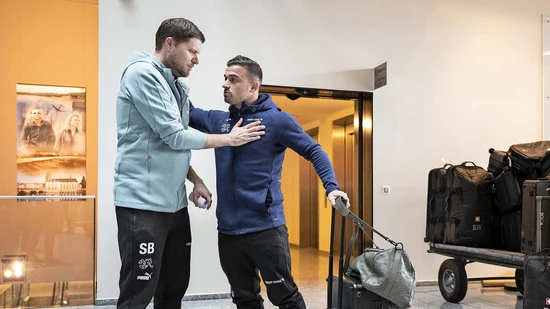 Viel Glück: Stefan Baumgartner verabschiedet am Montag den Nati-Star Xherdan Shaqiri vor der Abreise nach Katar auf dem Flughafen Zürich-Kloten.