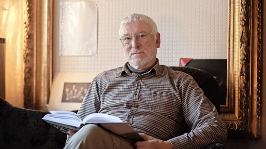 Er kann nicht nur Stadtführung: Lokalhistoriker August Berlinger stöberte acht Jahre lang in alten Dokumenten, um das Buch «Strom fürs Glarnerland» zu schreiben. 