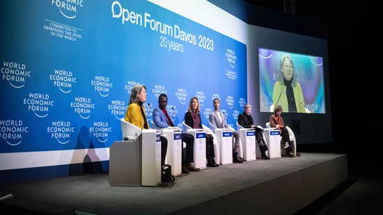 Open-Forum-Geschrächsrunde zum Thema Klimamigration: Gesprächsleiterin Yuki Hasegawa, Deng Dak Malual, Heidi Larson, Ama Francis, 
Anne Beathe Tvinnereim sowie Agnes Callamard (von links),