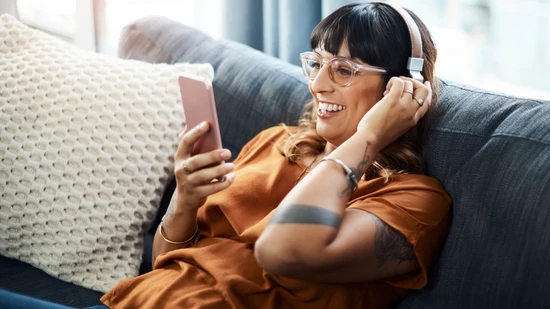 Hinlegen und Play drücken: Podcasts sind in aller Munde und aus unserer Gesellschaft nicht mehr wegzudenken. 