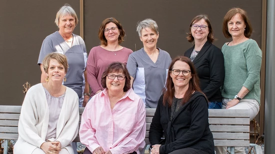 Die neue Leitung der Spitex Glarus Nord: hinten links: Rita Streich, Carmela Pedone, Theres Hauser, Rita Strässle, Beatrice Stocco vorne links: Karin Heer, Ruth Aeschbach (pensioniert) und Esther Salzmann