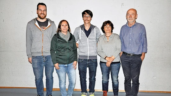 Wie weiter mit der Badi? Der Vorstand der Genossenschaft Schwimmbad Schwändi mit Tony Arnold (von links), Bettina Kälin, Johannes Schindler, Helen Traxel und Präsident Fridolin Vögeli arbeitet an der Zukunft. 