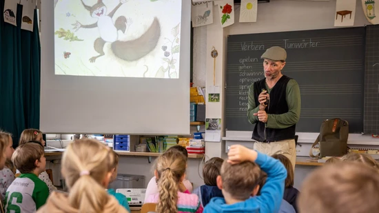 «Literatur aus erster Hand»: Im Rahmen der Aktion besuchen Autorinnen und Autoren, wie hier der Schweizer Jugendbuchautor Danielle Meocci, Schülerinnen und Schüler in ihren Klassen.