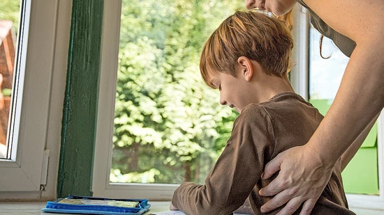 Die Wirbelsäule der Kleinen ist noch im Wachstum: Bewegung ist für ihr Wohlergehen daher noch wichtiger als bei Erwachsenen. 