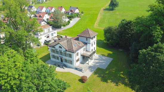 Am Dorfrand von Uznach: Das 5000 Quadratmeter grosse Grundstück der Villa Rotfarb … 