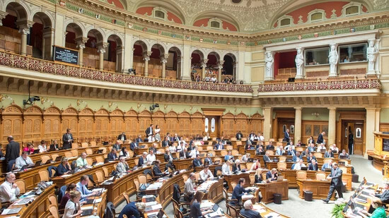 Blick in den Nationalratssaal im Bundeshaus: Bei den Nationalratswahlen im Oktober treten die kantonalen Parteien Mitte und FDP gemeinsam an. 