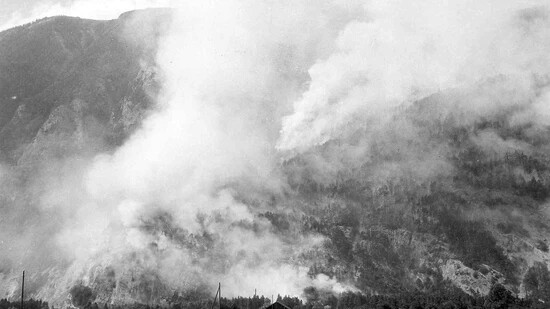 Dicke Rauchschwaden am Calanda: Das Feuer war im Hitzesommer 1943 kaum zu stoppen. 