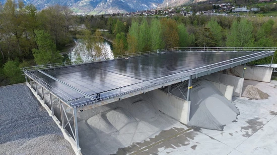 Lohnende Sache: Das Dach des Sortierplatzes im Kieswerks Untervaz produziert jetzt Strom.