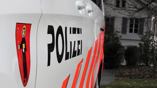 Die Kantonspolizei Glarus bittet um Hinweise, bei der Identifikation einer am Sonntagabend verstorbenen Frau.
