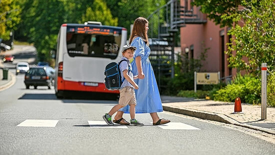 Sicher im Strassenverkehr: Eltern sollten ihre Kinder beim ersten Weg in die Schule begleiten und auf Gefahren aufmerksam machen. 
