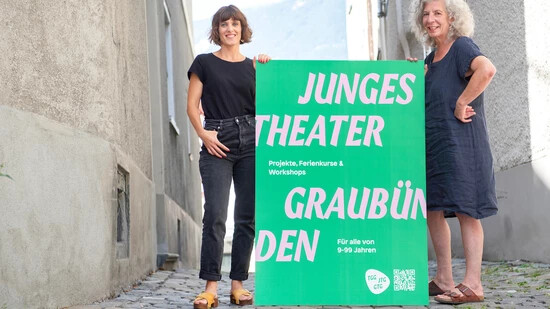 Projekte, Ferienkurse und Workshops: Corina Liechti (links) und Brigitte Balzer-Brunold präsentieren in Chur das Plakat des Jungen Theaters Graubünden. 