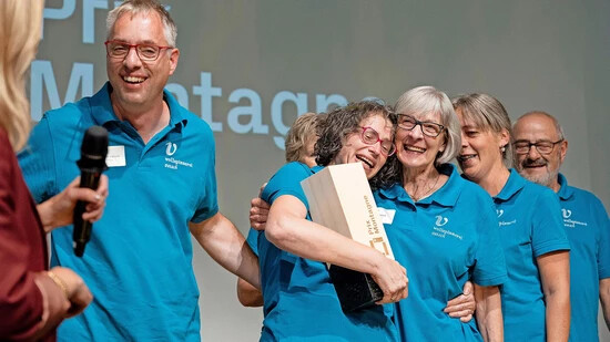 Grosse Emotionen: Familie Vetsch freut sich zusammen mit ihrem Team über den Gewinn des Prix Montagne 2023. 