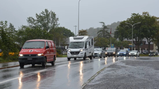 Ob Chämifäger oder Wohnmobil: Bei strömenden Regen fliesst der Verkehr über Filzbach und sorgt für viel Lärm und Ärger bei den Anwohnern und Anwohnerinnen. 