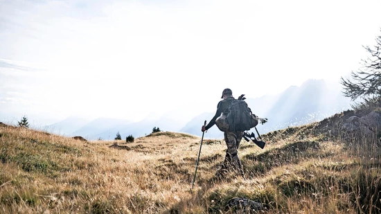 Jäger mit Beute: Ein Engadiner Jäger kehrt mit einer erlegten Gamsgeiss heim. 