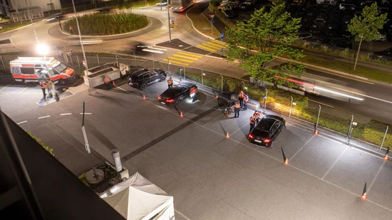 Kasernenstrasse: Auf dem Parkplatz vor dem Strassenverkehrsamt in Chur wird eine Grosskontrolle durchgeführt.