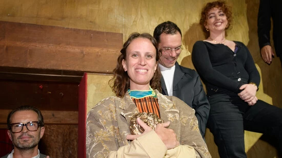 Die Jurymitglieder im Rücken: Raffaela Naldi Rossano erhält am St. Moritz Art Film Festival den Nachwuchspreis für ihren Film «Warp».