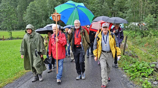  Auch bei Regenwetter: Die erste Pilgergruppe beginnt vor zehn Jahren den langen Fussmarsch.