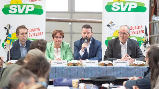 Können sich Chancen auf einen zweiten Sitz ausrechnen: Die SVP (hier Thomas Roffler, Magdalena Martullo, Roman Hug und Christian Morf, von links) legt gemäss Wahlumfrage bei den Nationalratswahlen zu.