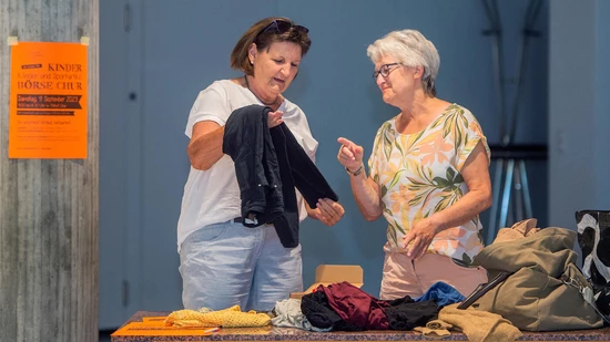 Bald geht es los mit der Kinderkleiderbörse in der Kirchgemeinde Titthof. Die Präsidentin des Katholischen Frauenvereins Chur, Edith Gartmann (links), und Claudia Caviezel bei der Annahme und Auswahl der Kinderkleidung.
