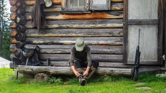 In wenigen Tagen gehts los: Eine Jägerin bereitet sich für die Sonderjagd vor, die ab dem 28. Oktober beginnt. Jägerinnen und Jäger müssen dabei zwingend Leuchtwesten, Leuchtjacken und eine signalfarbene Kopfbedeckung tragen. 