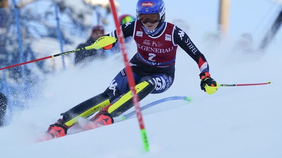 Bis zuoberst auf das Podest: Mikaela Shiffrin rast während des ersten Laufs des alpinen Skiweltcup-Rennens der Damen im finnischen Levi die Strecke hinunter.