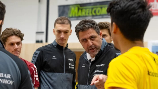 Der Näfelser Trainer Matjaz Hafner bereitet seine Spieler auf Chênois vor. 