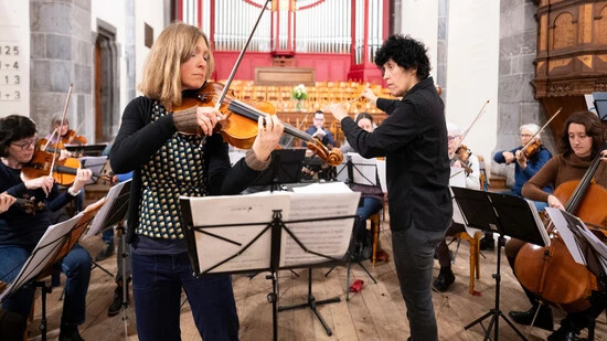 Bald vor Publikum: Die Dirigentin Anita Jehli (rechts) und die Solistin Kathrin von Cube proben mit der Orchestrina Chur in der Churer