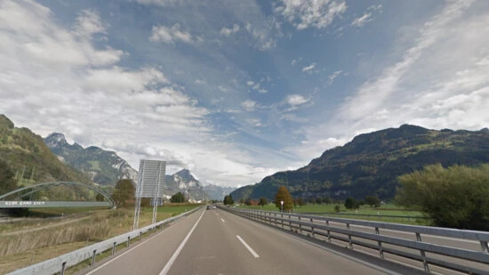 Geisterfahrt Richtung Chur: Hier auf dieser Fahrbahnseite der Autobahn A3 zwischen Niederurnen und Weesen rollt der Verkehr in Richtung Zürich. Ein Auto fährt am Dienstag in die Gegenrichtung.