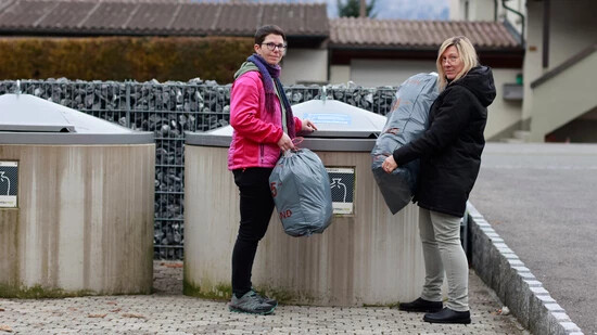 Sie sind nicht begeistert: Annina Scherzinger (links) und Sabine Alagna wünschen sich die Kehrichtabfuhr zurück.